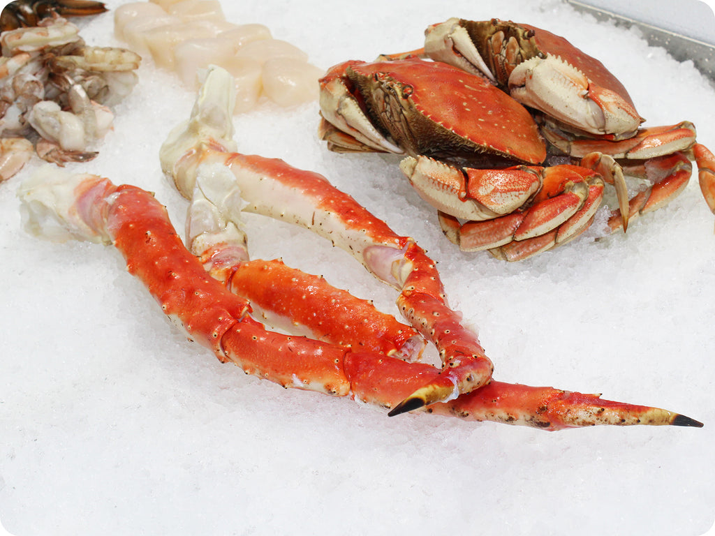 king crab legs and dungeness crab picture on ice