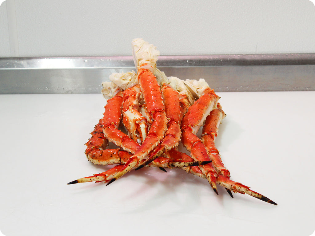 alaskan king crab legs on cutting board